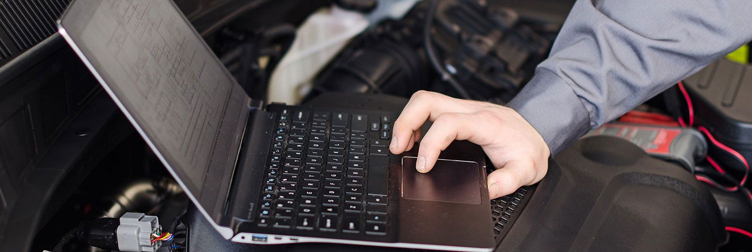 Eine Person bearbeitet etwas an einem Laptop