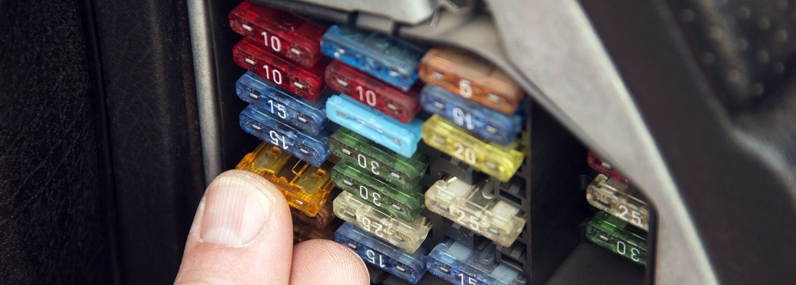 Ansicht eines Steuergeräts mit verschieden farbigen Markierungen